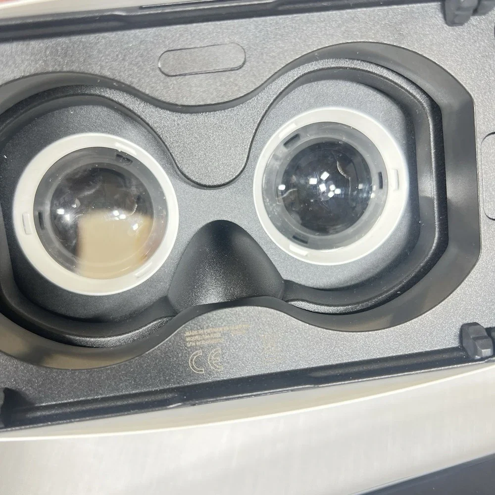 Samsung Gear VR Headset SM-R323 Powered by Oculus Black Clean